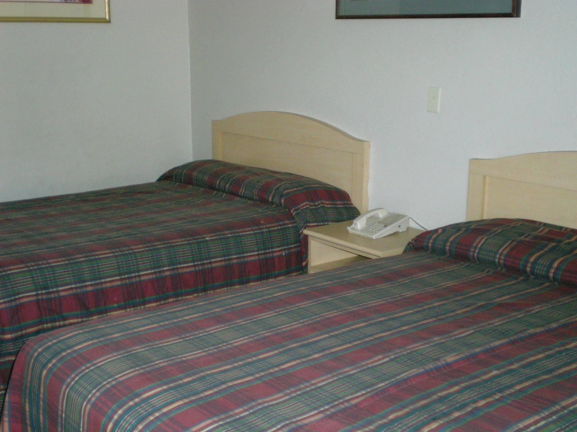 Crown Lodge Motel Oakland Room photo